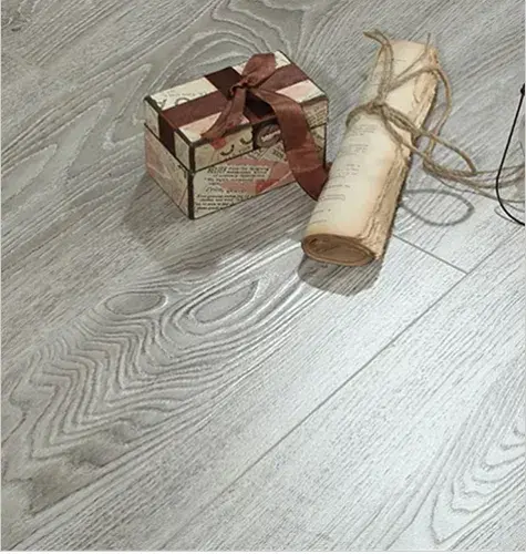 Se puede teñir el suelo laminado de negro?